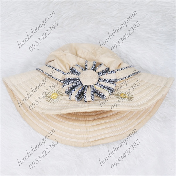 Nón bo vành rộng 7cm gắn hoa và thêu hoa xung quanh vành nón, vải cotton cao cấp của AT – Kaki nhạt
