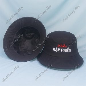 Nón Bucket Thêu Chữ Ở Hiền Gặp Phiền Đen