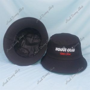 Nón Bucket Thêu Chữ Người Giàu Tình Cảm Đen