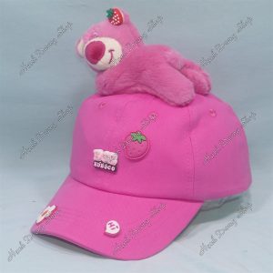 Nón Kết Trẻ Em Từ 2-6 Tuổi, Nón Kết Gấu Dâu Nằm Vòng Đầu 50-54cm Phía Trước Có Gắn Chữ BCB Đầu Hồng Đậm