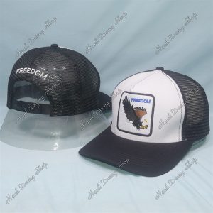 Nón Kết Thêu Chữ Freedom Phía Sau Khóa Nhựa Phía Trong Có May Tem Vòng Đầu 55-58cm Đen & Trắng