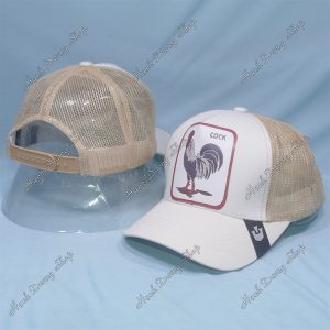 Nón Kết Lưới In Con Gà Trống In Chữ Cock Phía Sau Khóa Nhựa Phía Trong Và Trước Có Tem Vòng Đầu 55-58cm Kem Trắng