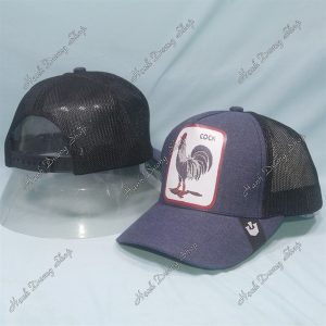 Nón Kết Lưới In Con Gà Trống In Chữ Cock Phía Sau Khóa Nhựa Phía Trong Và Trước Có Tem Vòng Đầu 55-58cm Xanh Đen