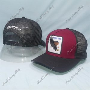 Nón Kết Thêu Chữ Freedom Phía Sau Khóa Nhựa Phía Trong Có May Tem Vòng Đầu 55-58cm Đen & Đỏ Thẩm